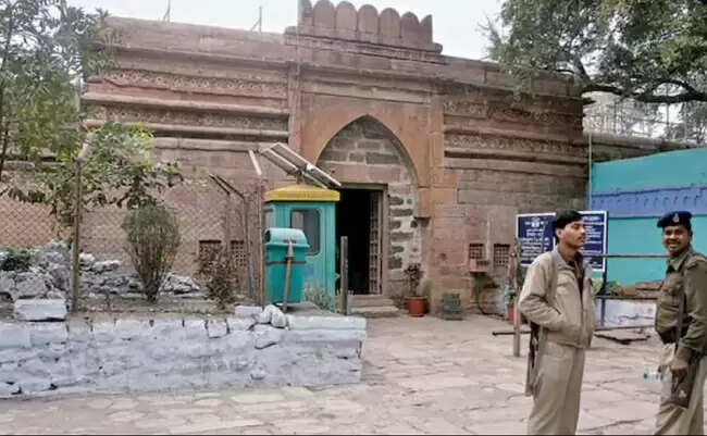 मप्र के ऐतिहासिक भोजशाला में बसंत पंचमी पर पूजा और जुमे की नमाज पुलिस के लिए चुनौती