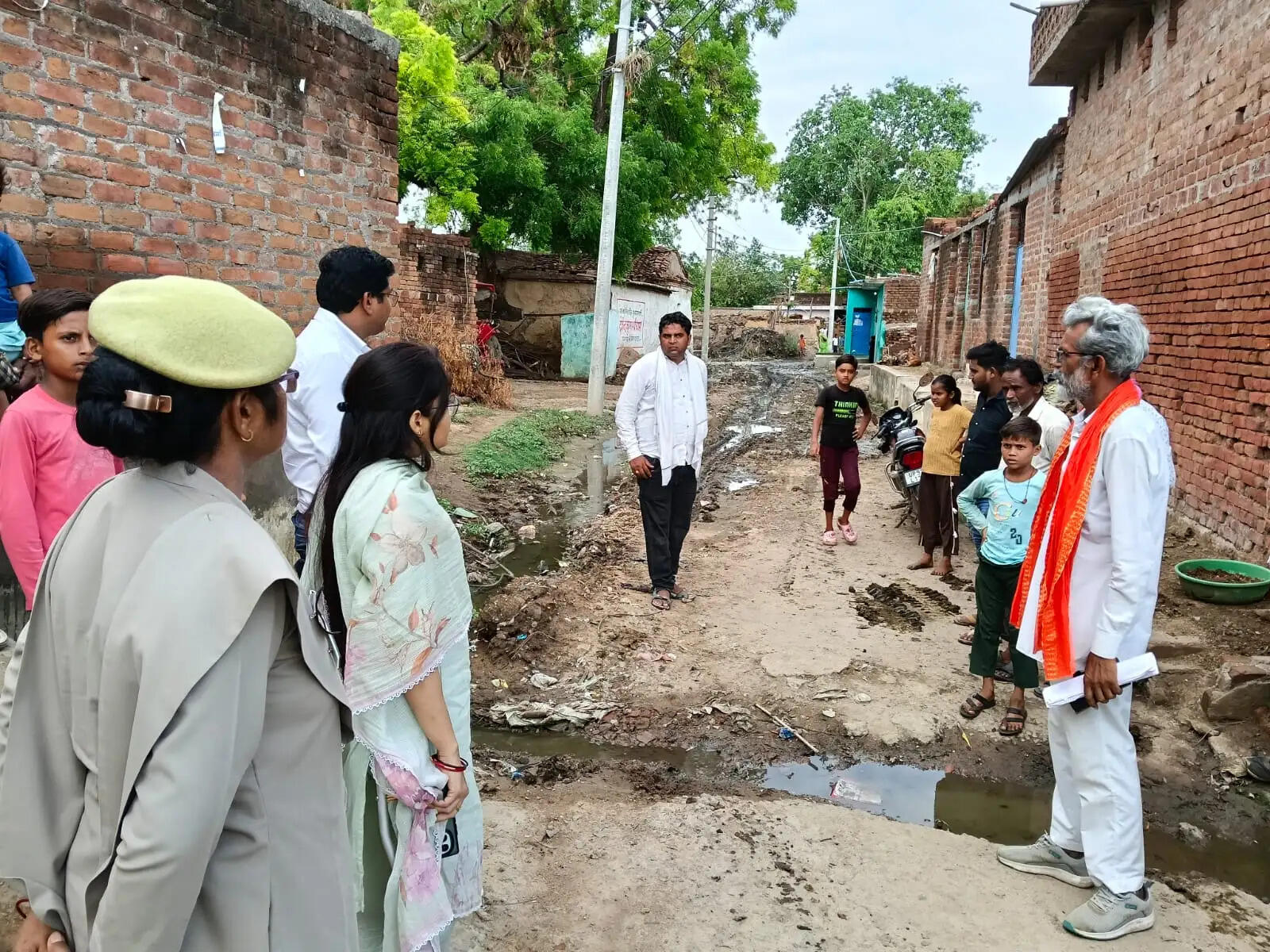 जलभराव की शिकायत पर एसडीएम का औचक निरीक्षण, लापरवाही पर तीन अधिकारियों को नोटिस