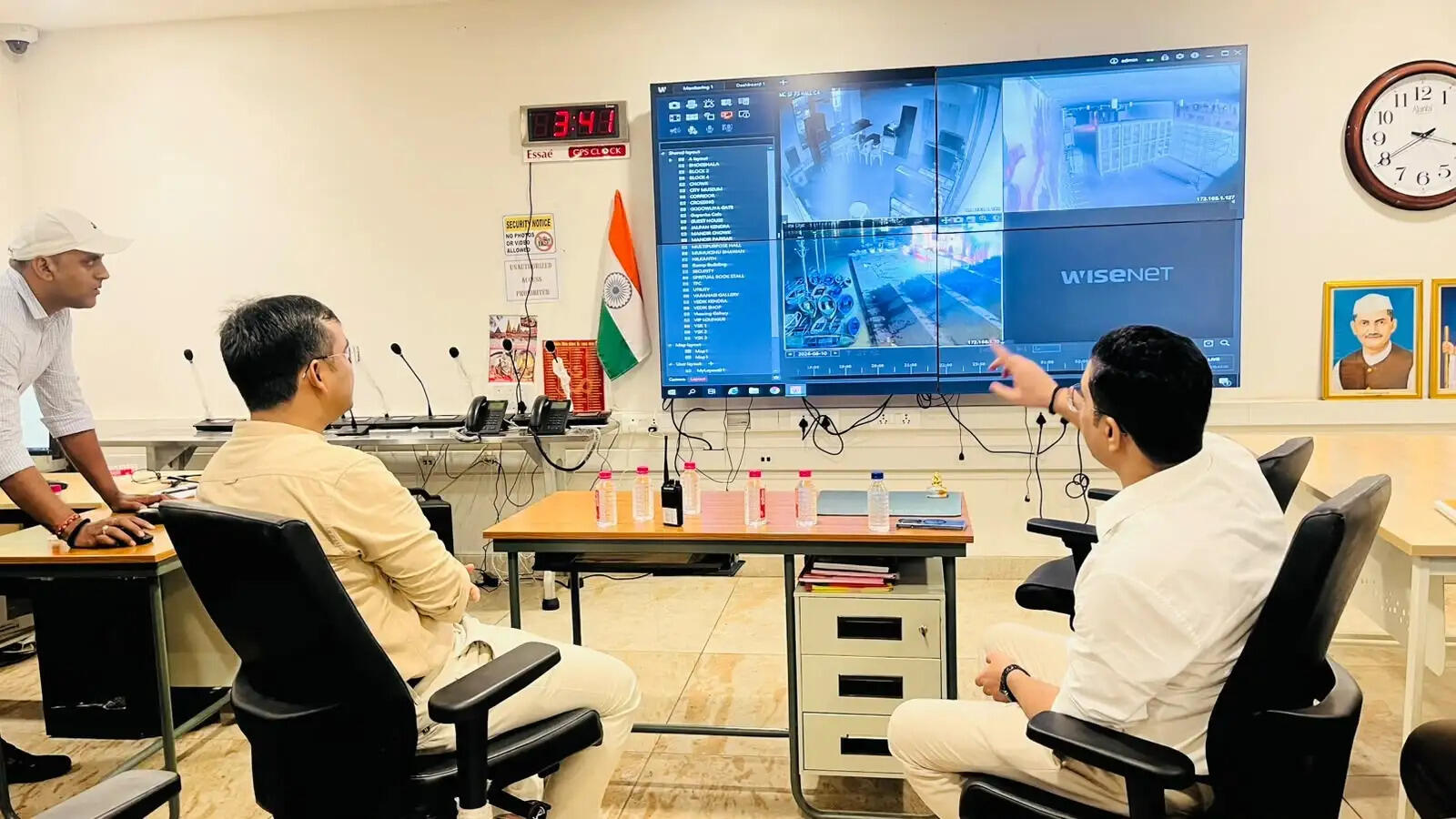 वाराणसी : सावन के दूसरे सोमवार जिलाधिकारी ने सड़क पर उतर कांवड़ियों से किया संवाद