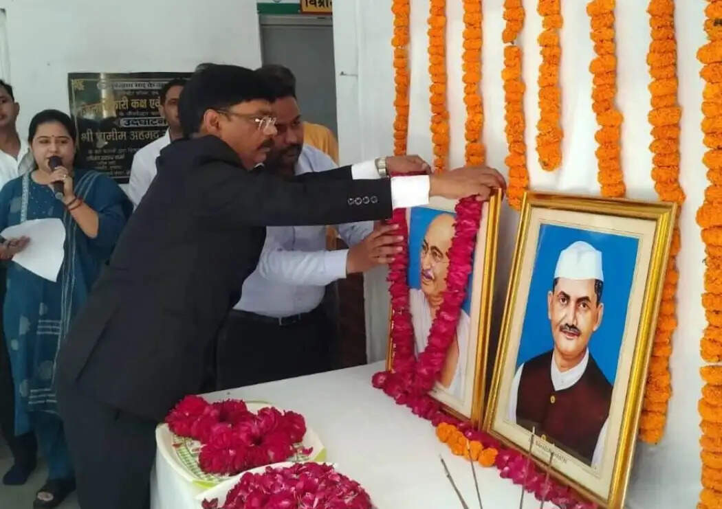 हाथरस, : गांधी और शास्त्री जयंती पर कलेक्ट्रेट में हुआ कार्यक्रम, डीएम ने दिलाई जनसेवा की शपथ