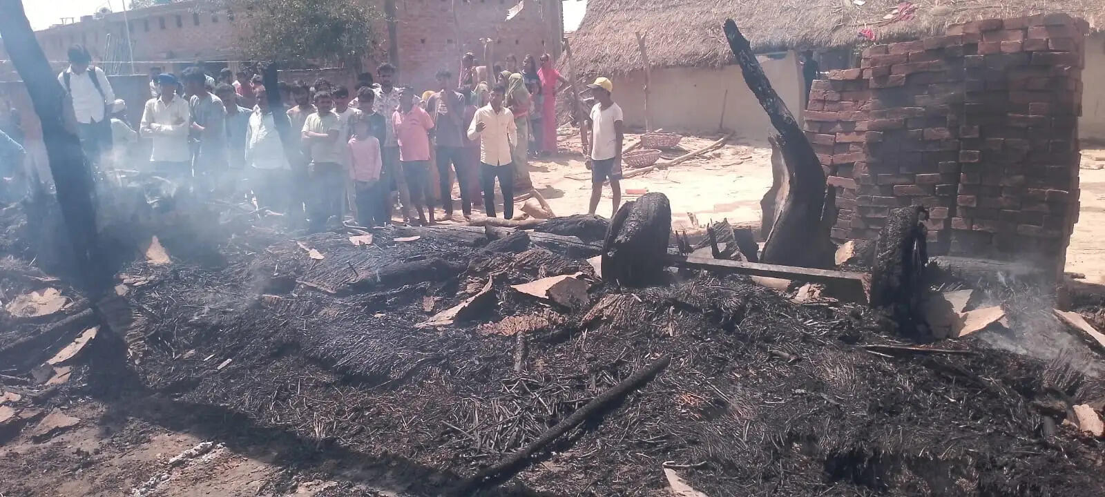 शॉर्ट सर्किट से मुन्ना पुरवा में भीषण अग्निकांड: दो दर्जन घर खाक, लाखों का नुकसान