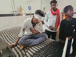 छतरपुर में बाइकाें&nbsp;की टक्कर के बाद ट्रक ने कुचला, युवक का सिर धड़ से अलग, तीन घायल