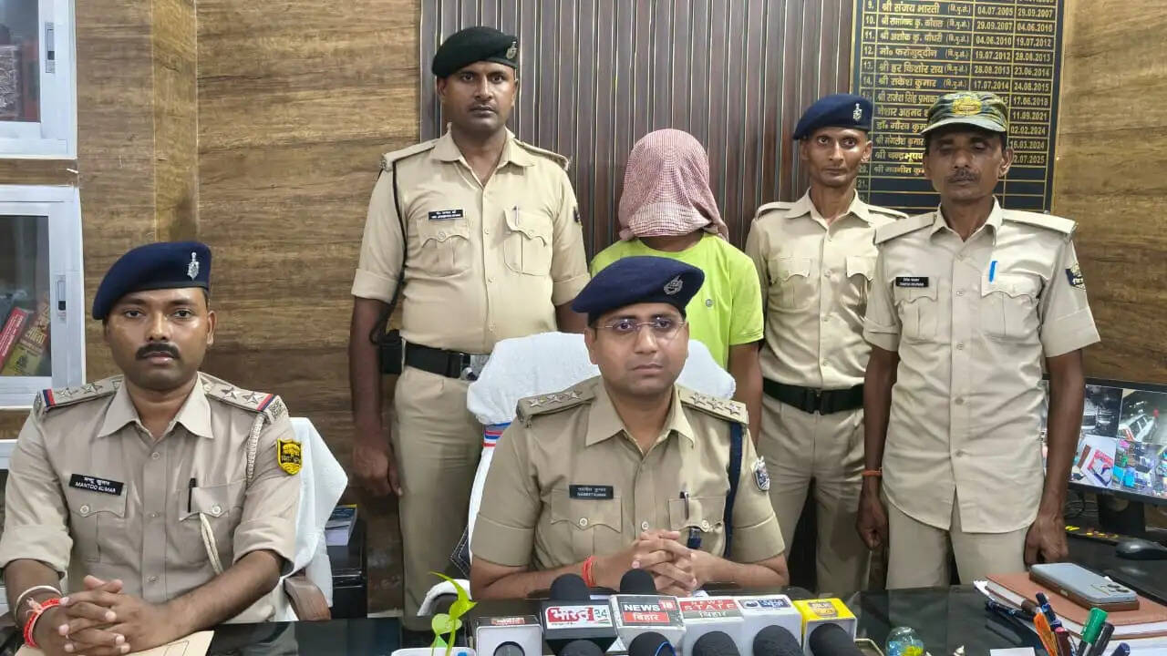 6480 बोतल प्रतिबंधित कोरेक्स कफ सिरप के साथ तस्कर गिरफ्तार