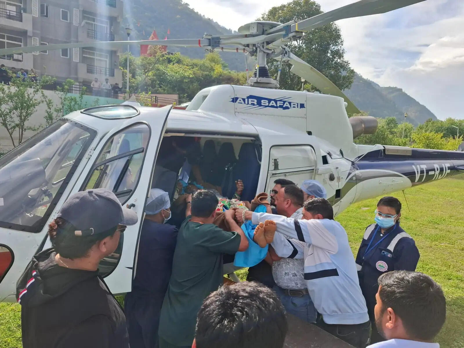 पेड़ से गिरकर महिला घायल , हैली सेवा से एम्स ऋषिकेश रेफर