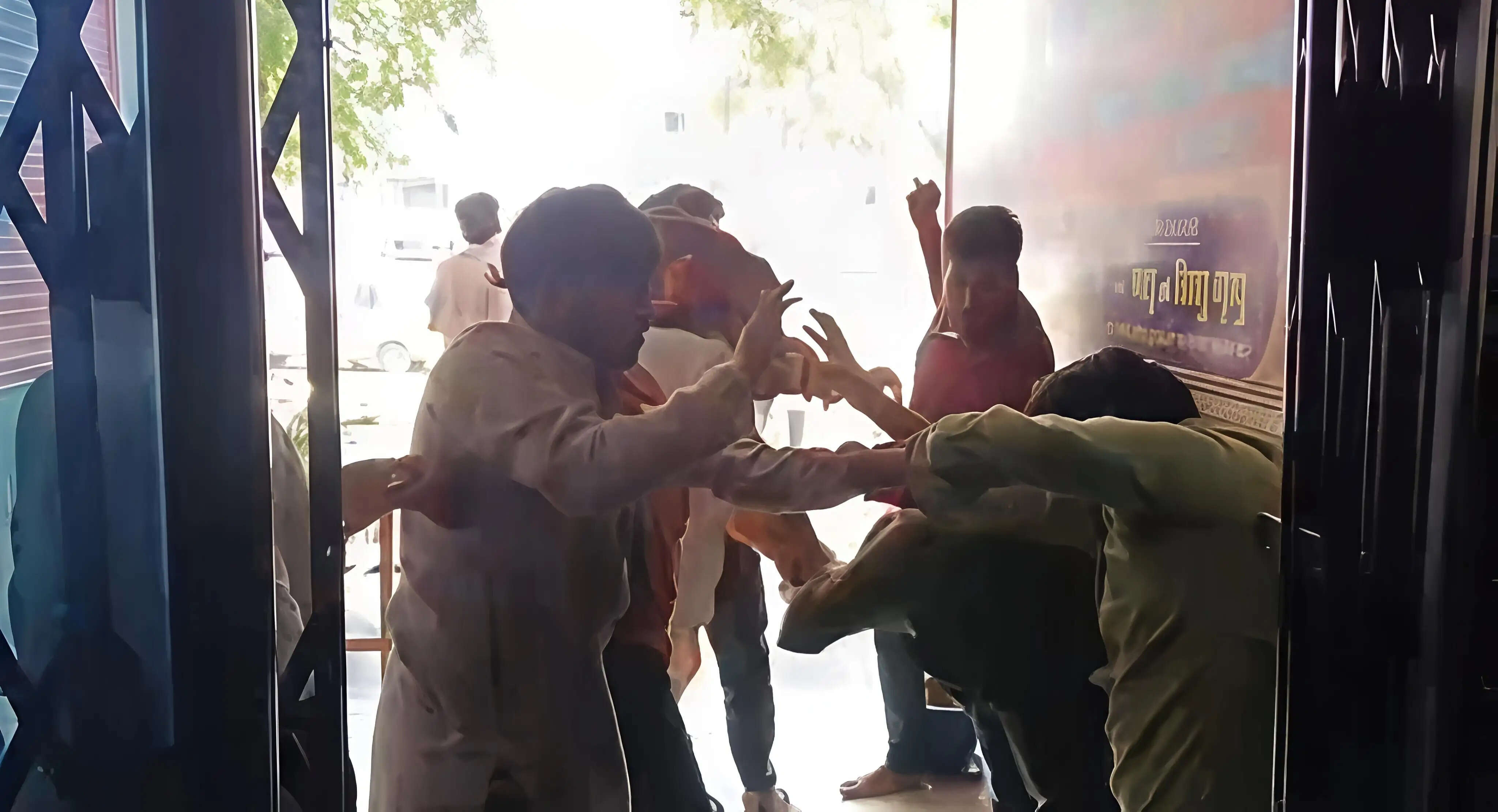 मंदिर में यजमान को लेकर बवाल, दो पंडा गुटों में खूनी भिड़ंत