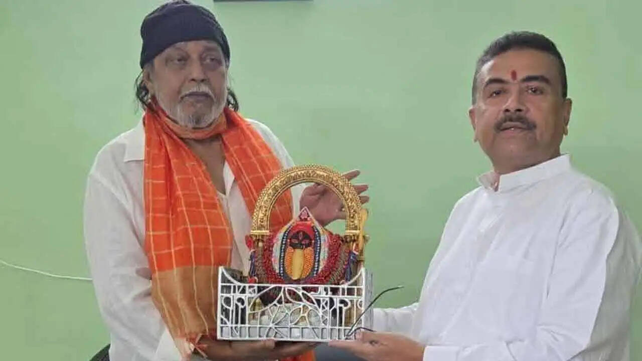 मिथुन चक्रवर्ती के घर पहुंचे मुख्यमंत्री शुभेंदु अधिकारी, बोले- बंगाल में परिवर्तन के प्रमुख शिल्पकार हैं ‘महागुरु’