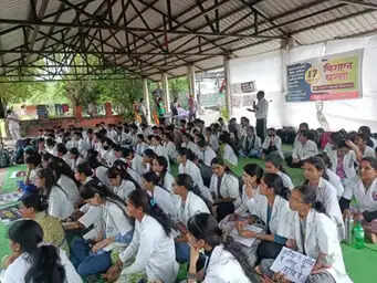 भोपाल में नर्सिंग छात्रों का बड़ा प्रदर्शन, डिग्री, परीक्षा और छात्रवृत्ति को लेकर ठोस और लिखित आश्वासन की मांग