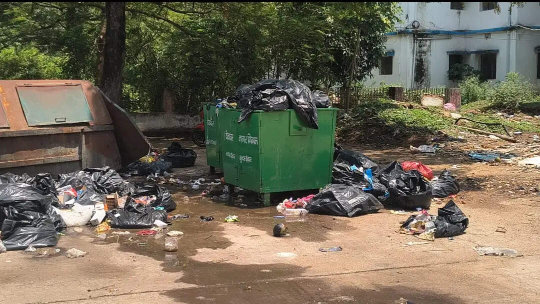 सदर अस्पताल में पसरी गंदगी से मरीज परेशान, कई दिनों से नहीं उठा कचरा
