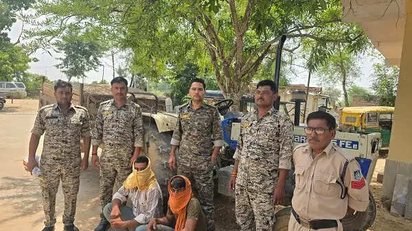 रेत का अवैध खनन कर परिवहन करते हुये दो ट्रैक्टर-ट्रॉली पकड़ी