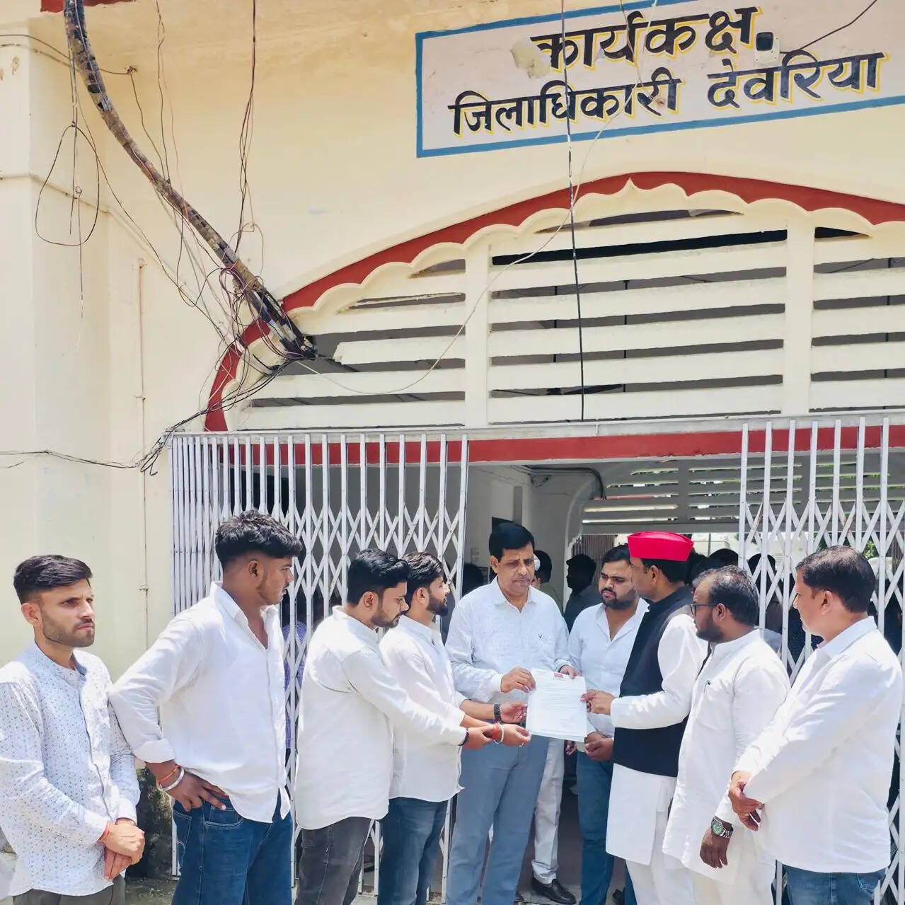 सपा नेताओं ने सड़क बदहाली को लेकर एडीएम को सौंपा ज्ञापन
