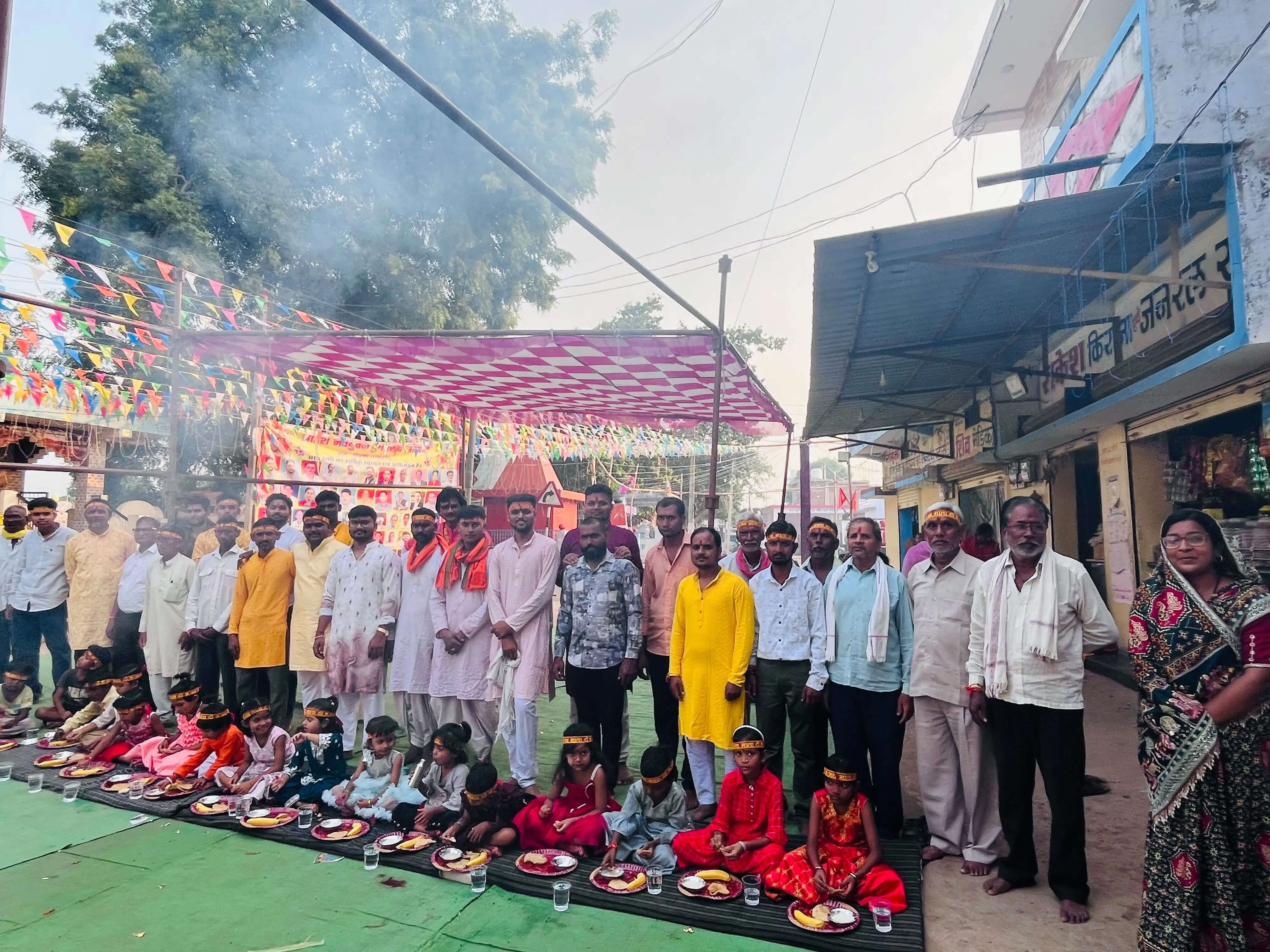 डोंडकी में नौ कन्या पूजन एवं भोज का आयोजन,जुटे ग्रामीण