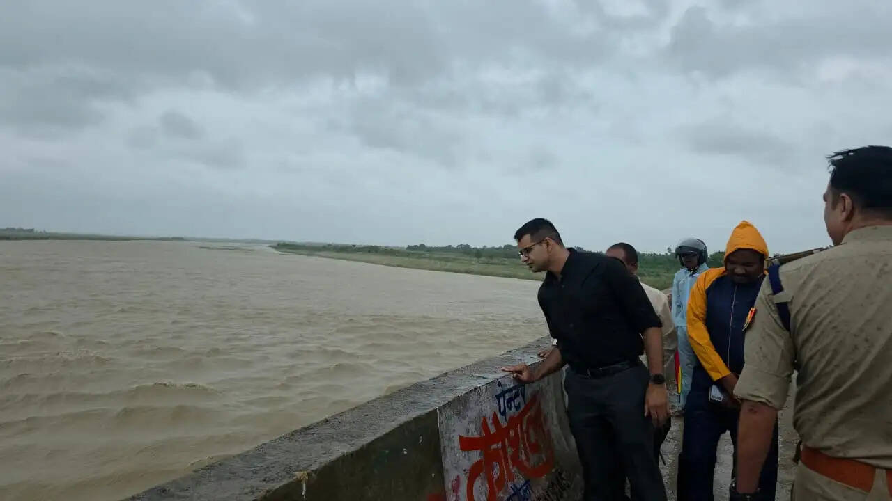 बलरामपुर : तीन दिन से लगातार बारिश, जनजीवन अस्त-व्यस्त , दर्जनों स्थानों पर गिरे पेड़ व विद्युत पोल