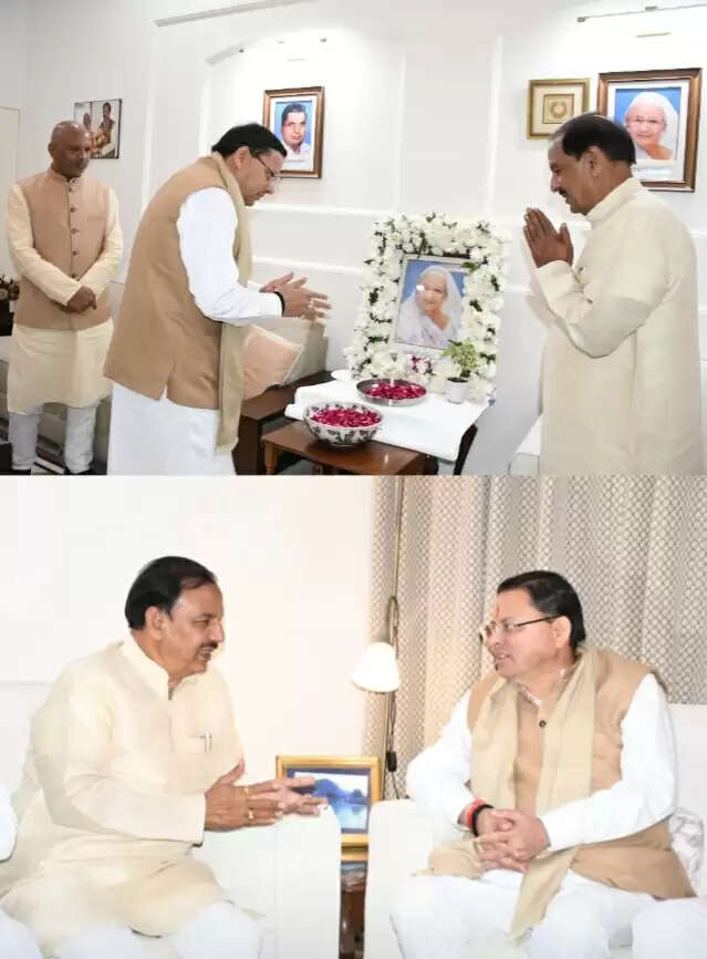 उत्तराखंड के मुख्यमंत्री ने सांसद महेश शर्मा के घर पहुंच कर उनकी दिवंगत मां को पुष्प अर्पित किया