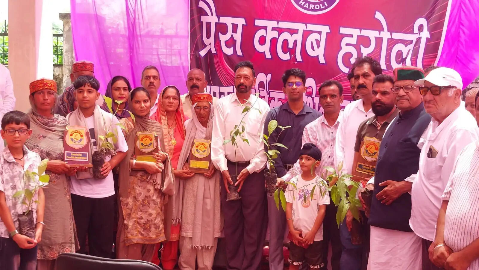 प्रेस क्लब ने दी शहीदों को श्रद्धांजलि, परिजनों को किया सम्मानित
