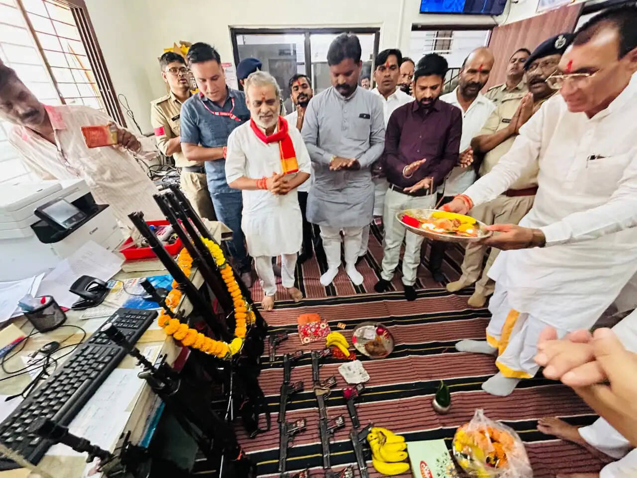 राजगढ़ः विजयादशमी पर राज्यमंत्री पंवार ने थाना परिसर में किया शस्त्र पूजन, सुख-समृद्धि और शांति की कामना की