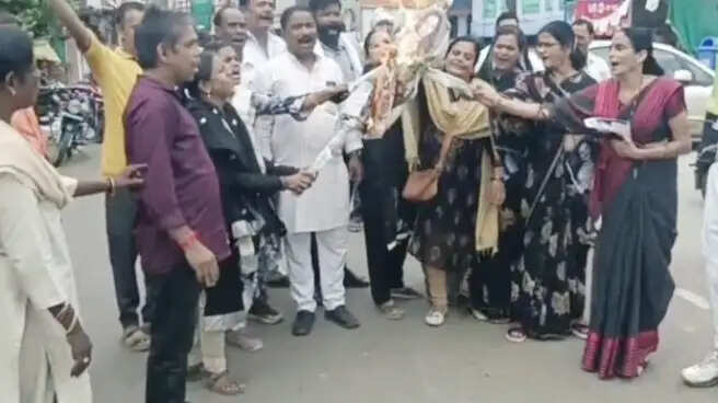सागरः महिला कांग्रेस का उग्र प्रदर्शन, केंद्रीय मंत्री जोशी और सांसद कंगना रनौत का पुतला फूंका