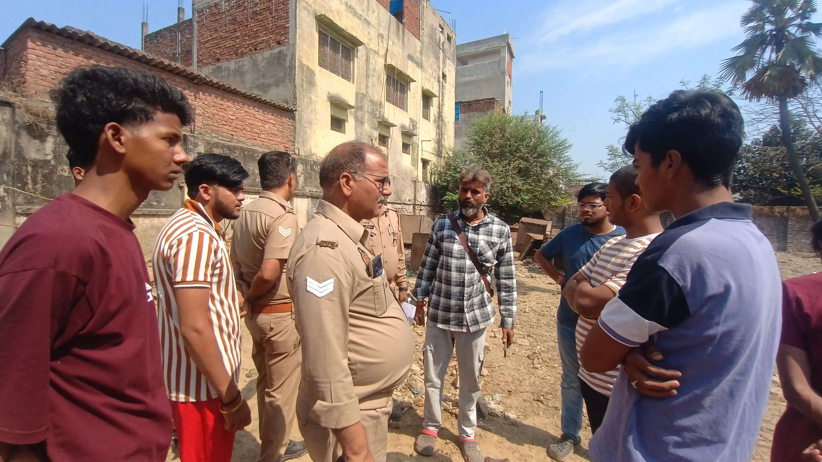 जौनपुर में गौशाला में हड्डियां बेचने का आरोप ,गौ रक्षकों ने किया प्रदर्शन