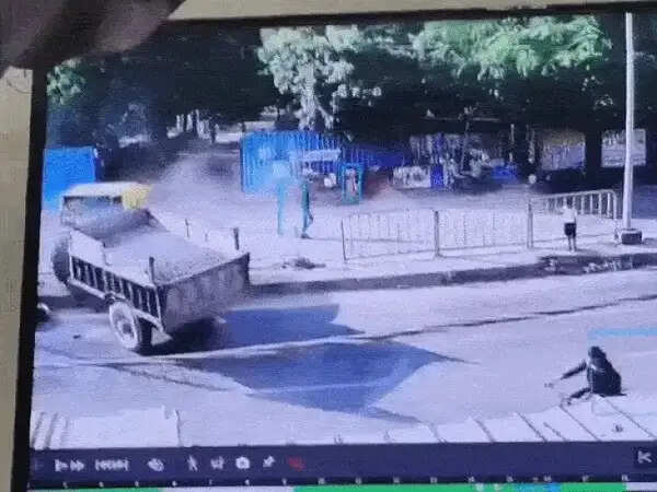 भिंड:&nbsp;मां के साथ दवा लेने आए 9 साल के बच्चे को ट्रैक्टर ने कुचला,&nbsp;हादसे के बाद चालक ट्रैक्टर छोड़कर भागा