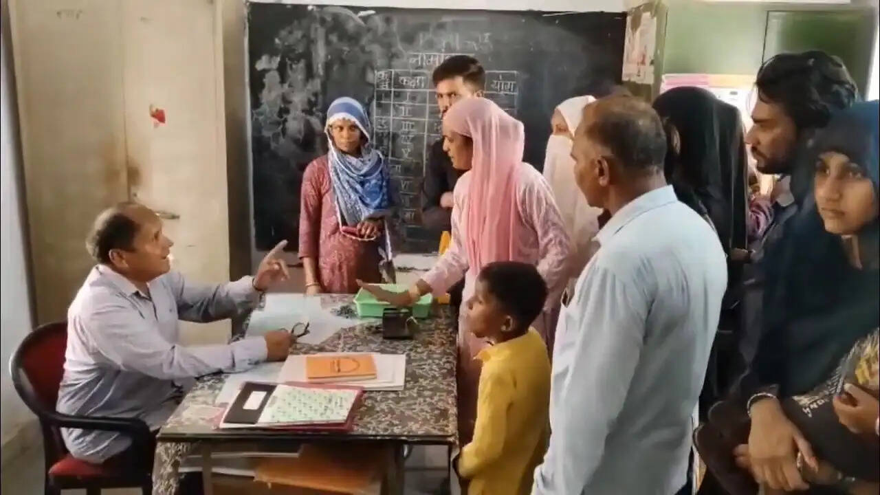 भीलवाड़ा में छात्र को 200 उठक-बैठक की सजा का आरोप, बेहोश होकर गिरा; शिक्षिका पर कार्रवाई की मांग