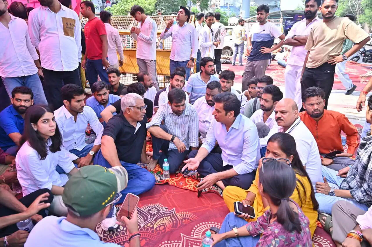सत्य निकेतन घटना स्थल पर धरने पर बैठे दिल्ली प्रदेश कांग्रेस अध्यक्ष