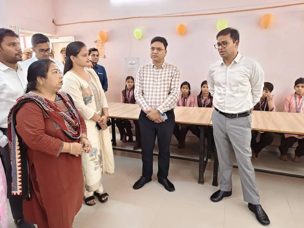 जिलाधिकारी ने किया कस्तूरबा गांधी आवासीय विद्यालय का निरीक्षण, बच्चों के पोषण पर दिया जाेर