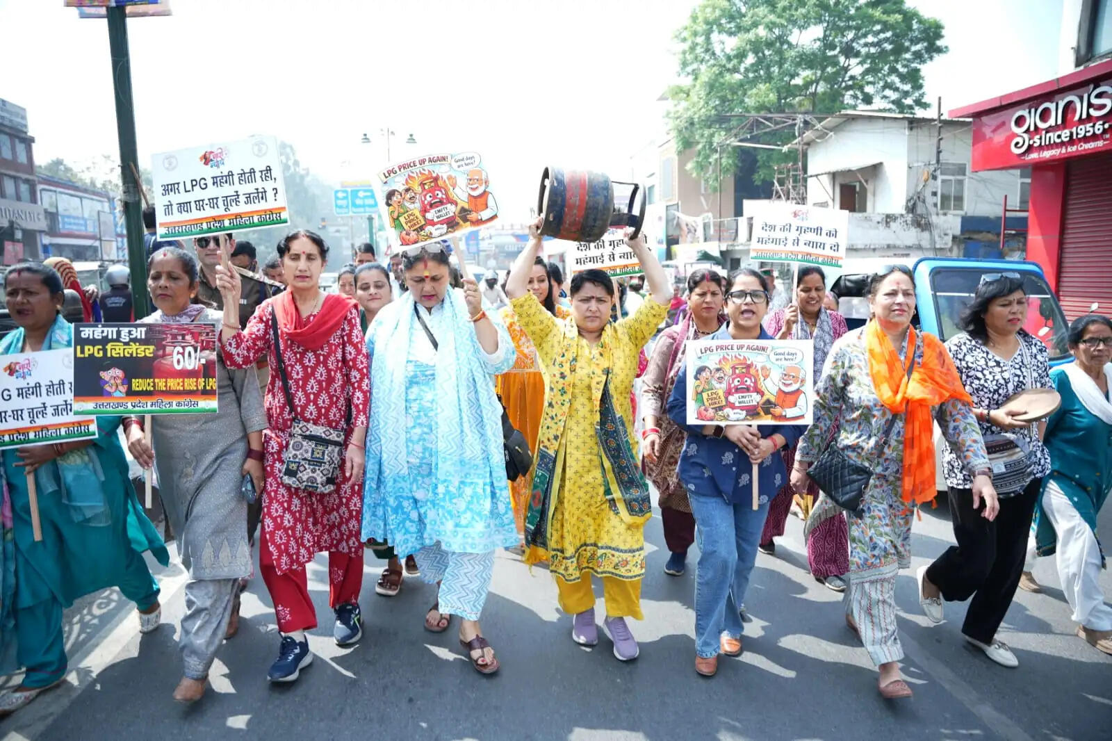 घरेलू गैस सिलेंडर की कीमतों में बढ़ोतरी के खिलाफ महिला कांग्रेस का प्रदर्शन