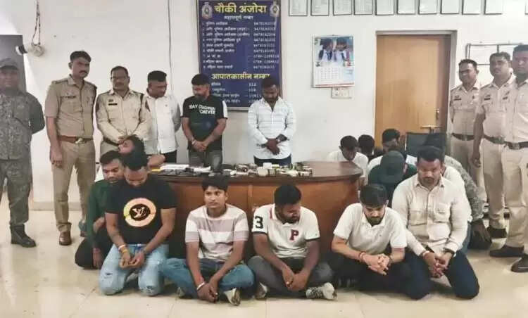 जुआ खेल रहे 18 जुआरी गिरफ्तार, 10.82 लाख रुपये नकद व 20 मोबाइल जब्त