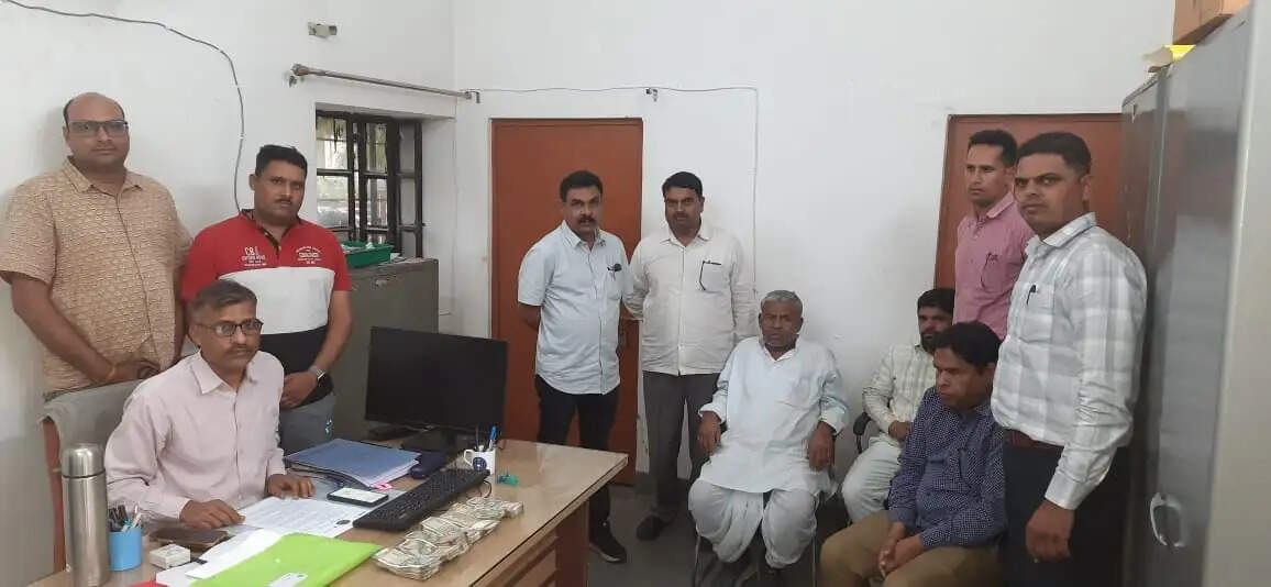 पीडब्ल्यूडी के अधिशासी अभियंता सहित दो ठेकेदारों को रिश्वत लेते दबोचा