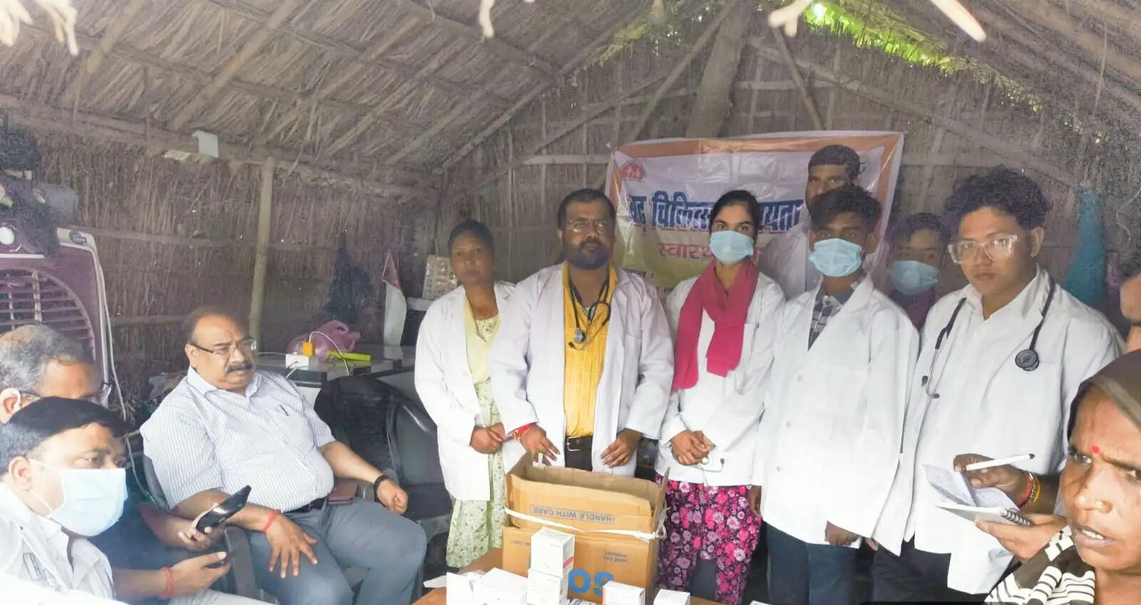 लखीमपुर खीरी : सीएमओ ने बाढ़ प्रभावित तमोलियन गांव में की गर्भवती माताओं से मुलाकात, एक को दी सीएचसी में भर्ती होने की सलाह
