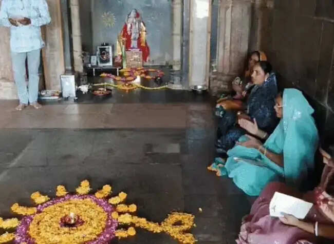 मप्र के भोजशाला में गूंजा हनुमान चालीसा पाठ, पीछे की जमीन पर हुई जुमे की नमाज