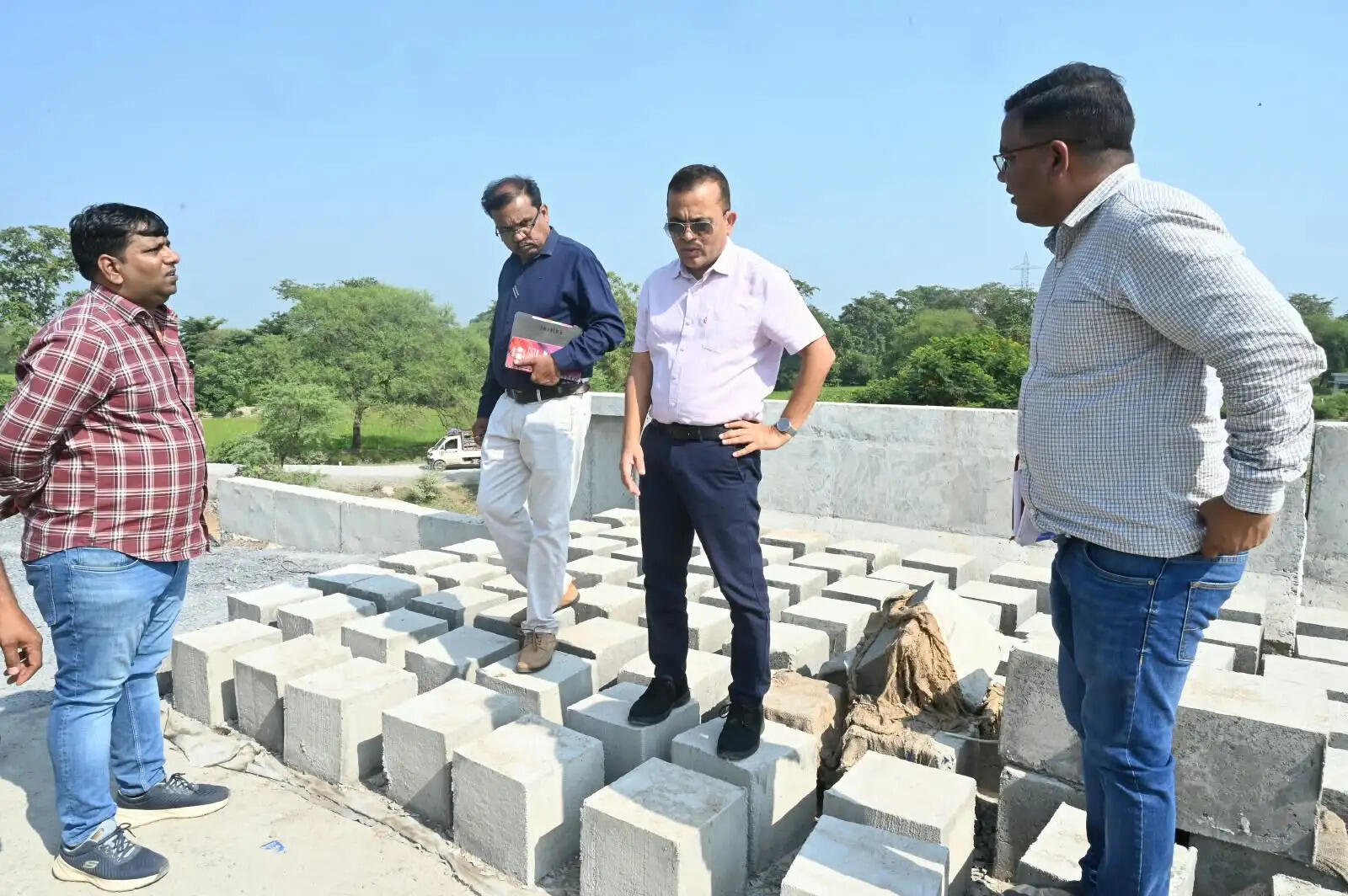 निर्माणाधीन सड़क और पुल की गुणवत्ता जांचने पहुंचे कलेक्टर, मौके पर कराई चौड़ाई और मोटाई की माप