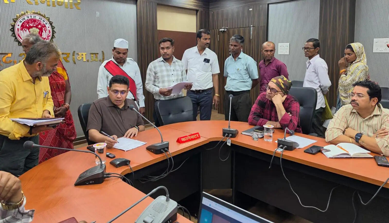 अनूपपुर: पिता ने दिव्यांग बेटे- बहू को घर से निकाला, विवाह का सामान दिलाने कलेक्टर से लगाई गुहार