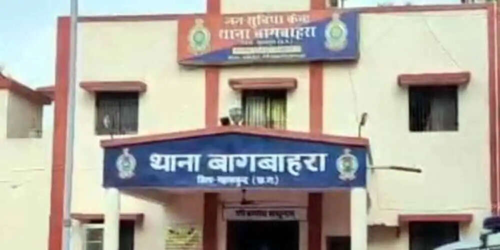 चावल और लाल फूल से भविष्य बताने वाले बाबा पर दुष्कर्म का आरोप, गिरफ्तार