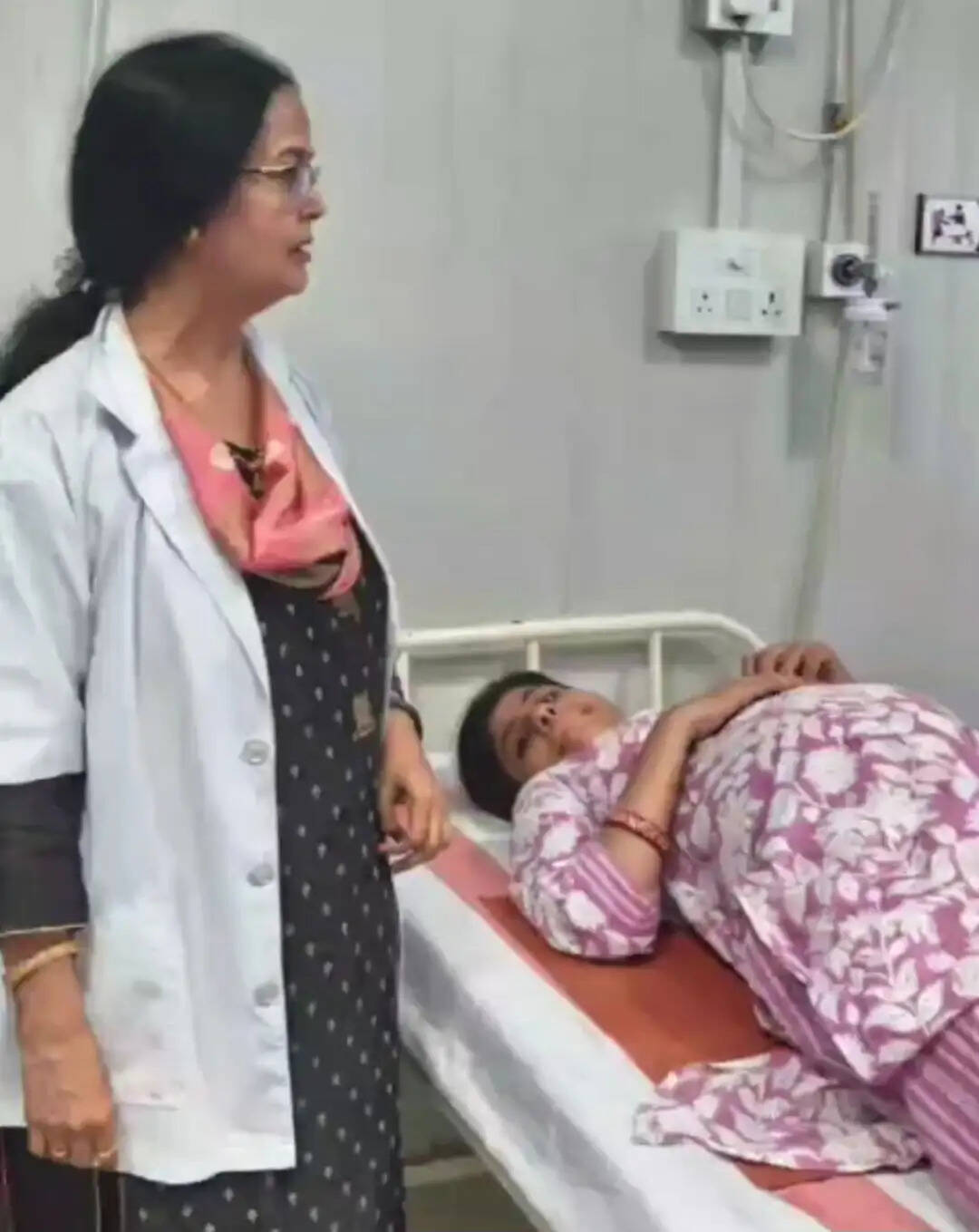 बाढ़ के बीच जिला प्रशासन और स्वास्थ्य विभाग की टीम ने प्रसव पीड़ित महिला का किया सफल रेस्क्यू