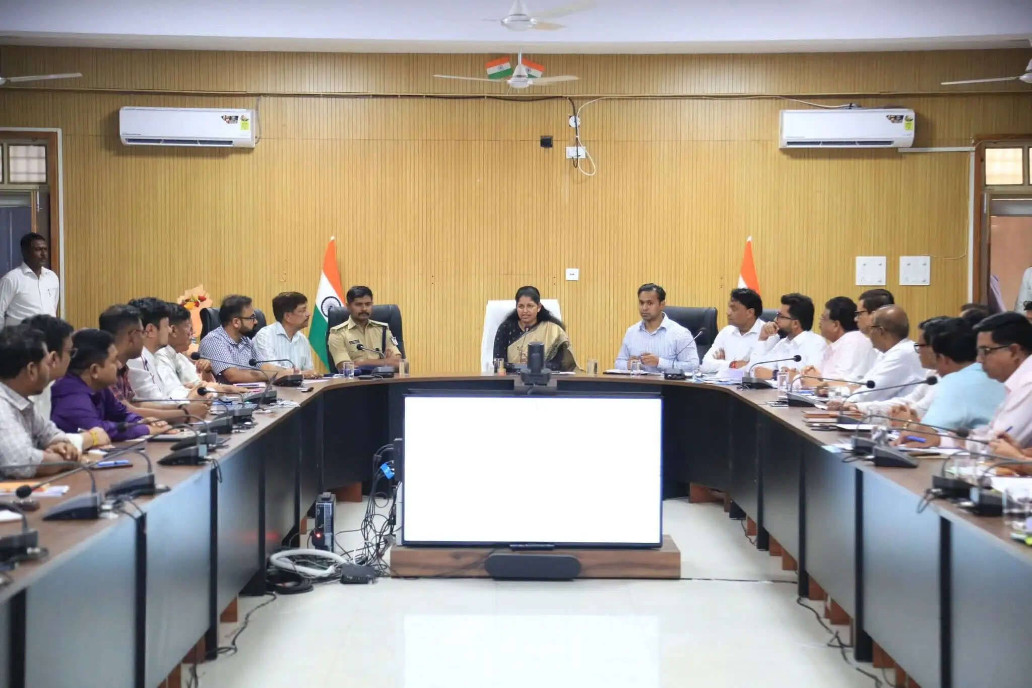 नवागत कलेक्टर प्रतिभा पाल का सख्त निर्देश, जनहित के कार्यों में लापरवाही बर्दाश्त नहीं, समय-सीमा में दें योजनाओं का लाभ