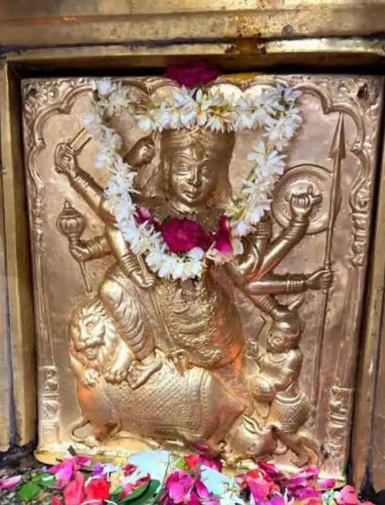 शारदीय नवरात्र के छठे दिन मां कात्यायनी के दरबार में उमड़े श्रद्धालु, आधी रात तक चलेगा दर्शन-पूजन