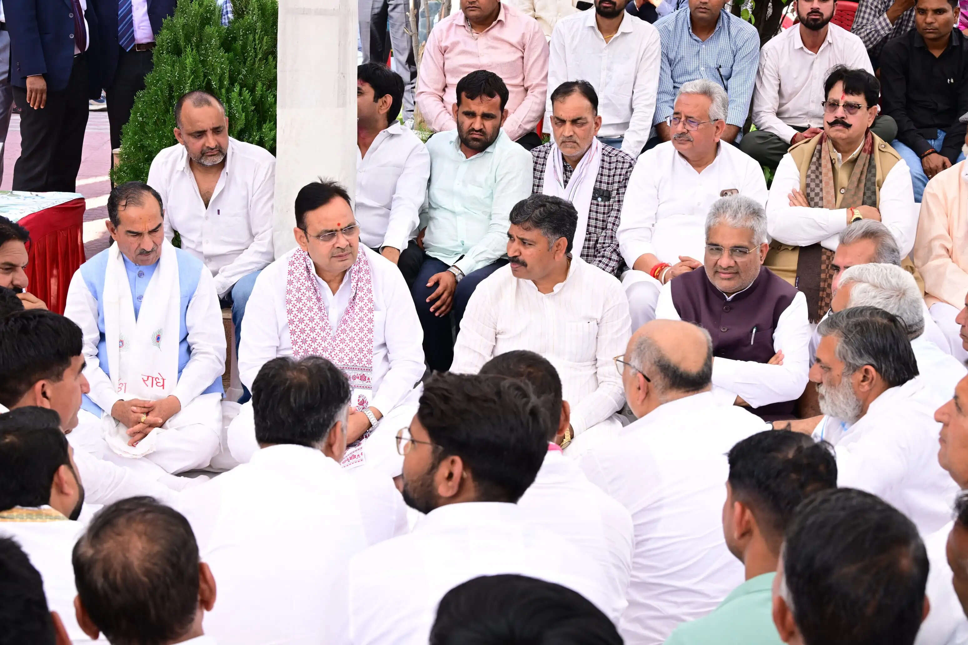 नेता प्रतिपक्ष जूली की माताजी के निधन पर सीएम भजनलाल शर्मा और केंद्रीय मंत्री भूपेंन्द्र यादव ने काठूवास पहुंचकर जताया शोक