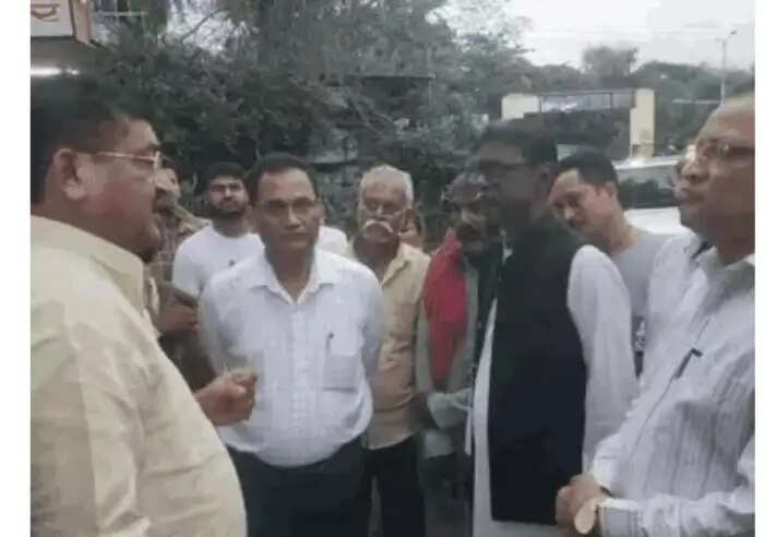 जिला अस्पताल में मंत्री का औचक निरीक्षण, बाहर की दवाएं लिखने पर जताई नाराजगी