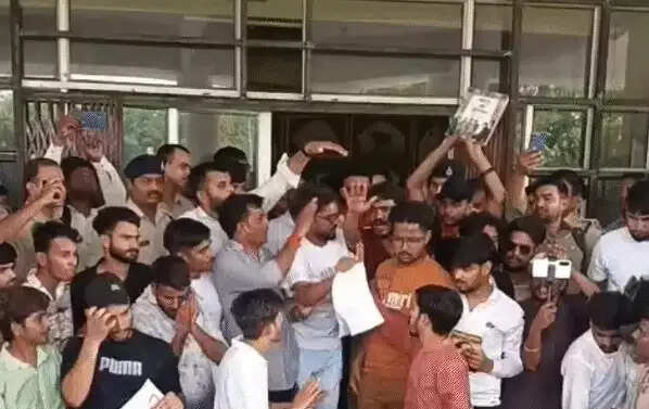 मप्र में पेपर लीक के विरोध में सड़कों पर उतरे छात्र-युवा,&nbsp;इंदौर में ढोल-मंजीरों के साथ प्रदर्शन, रीवा-सतना में पुलिस से झड़प