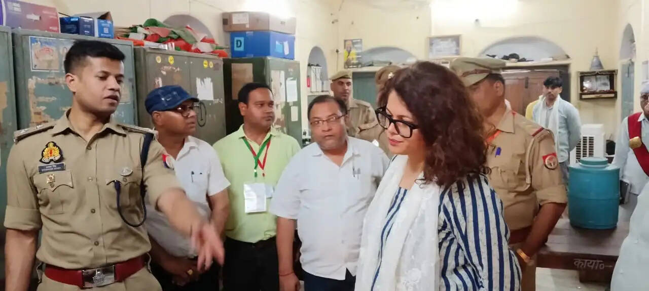 आरक्षी भर्ती परीक्षा के लिए बनाए गए परीक्षा केंद्रों का डीएम एसपी ने किया निरीक्षण
