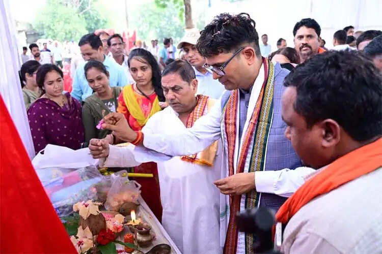 महलोई में विकास कार्यों को मिली नई सौगात, सामुदायिक कीर्तन भवन का भूमिपूजन और शेड का लोकार्पण
