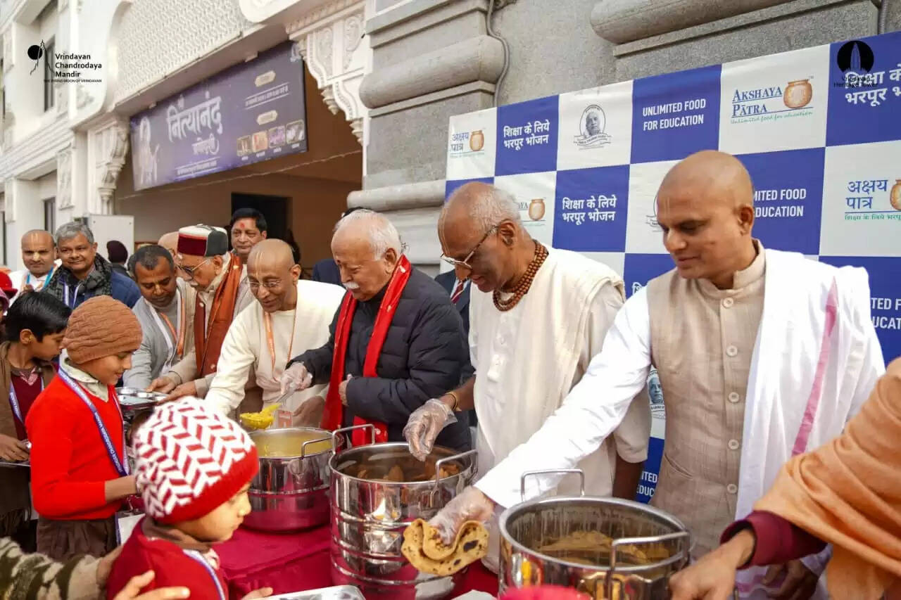 मोहन भागवत ने वृंदावन चंद्रोदय मंदिर में किए दर्शन, बच्चों को वितरित किया मध्याह्न भोजन