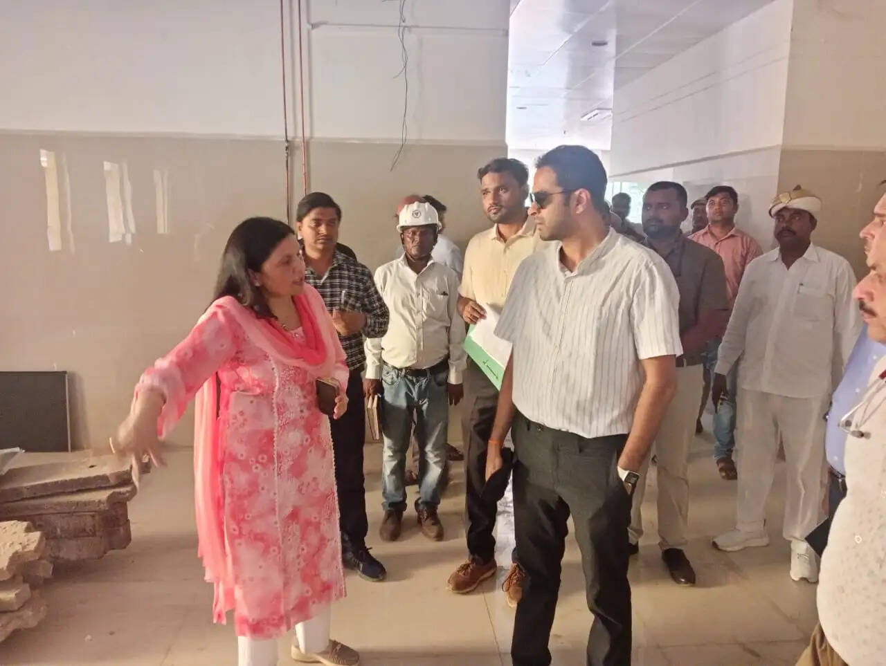 30 जून तक ट्रॉमा सेंटर, नर्सिंग कॉलेज व क्रिटिकल केयर यूनिट निर्माण कार्य को पूर्ण करें : जिलाधिकारी