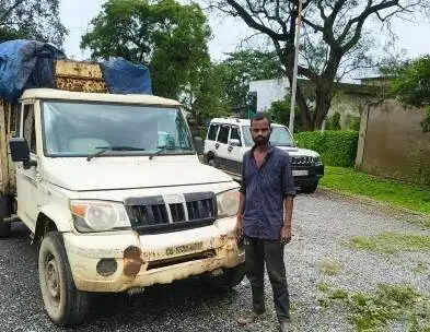 ऑपरेशन प्रहार : अवैध कबाड़ दुकान पर रेड , कबाड़ व पिकअप वाहन जब्त