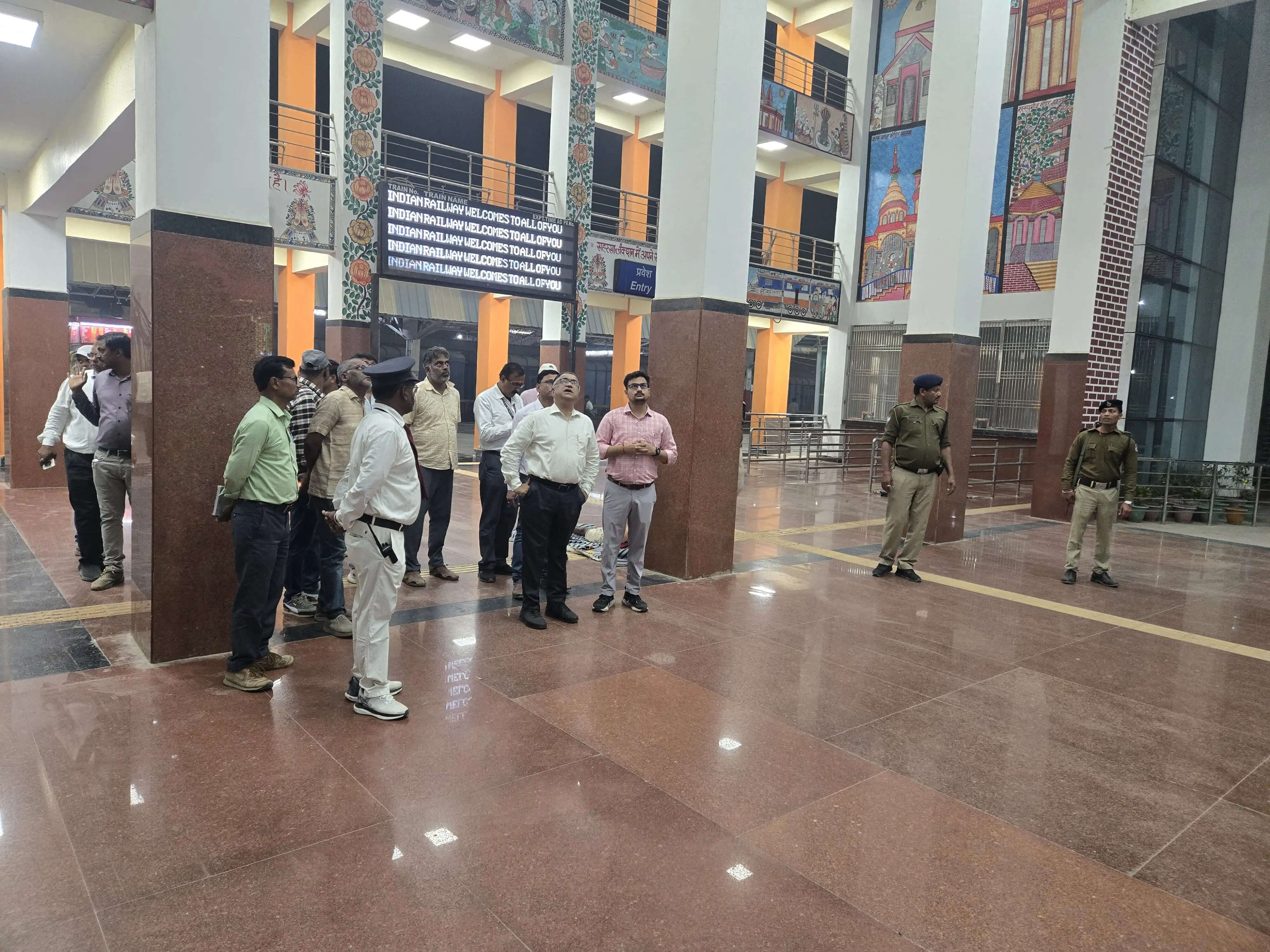 डीआरएम ने यात्री सुविधा बढ़ाने को लेकर अमृत भारत जंक्शन का निरीक्षण किया