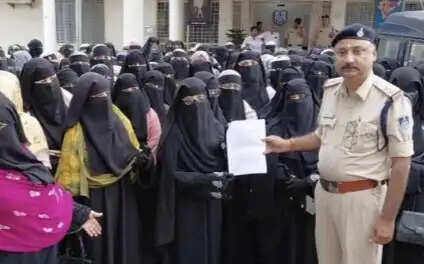 जबलपुर: पैगंबर मोहम्मद साहब पर कथित टिप्पणी को लेकर मुस्लिम महिलाओं का प्रदर्शन, एफआईआर की मांग