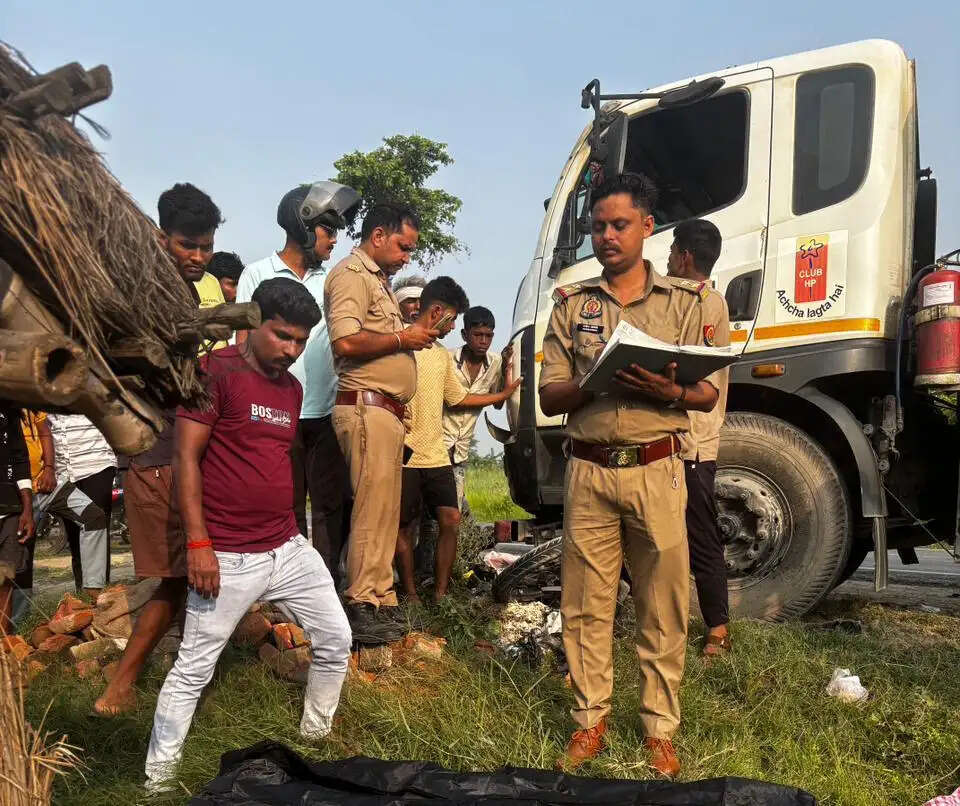कुशीनगर : सड़क हादसे में बेटे समेत दंपति की मौत, बेटी घायल