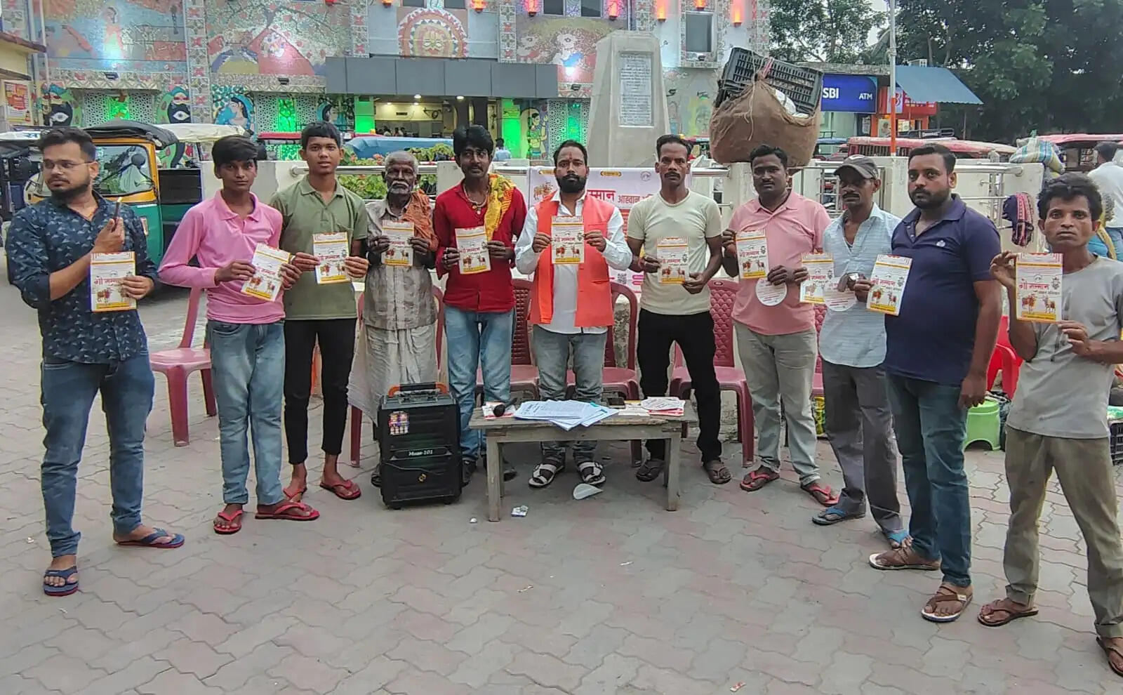 गौ सम्मान अभियान के तहत लोगों के बीच हस्ताक्षर अभियान