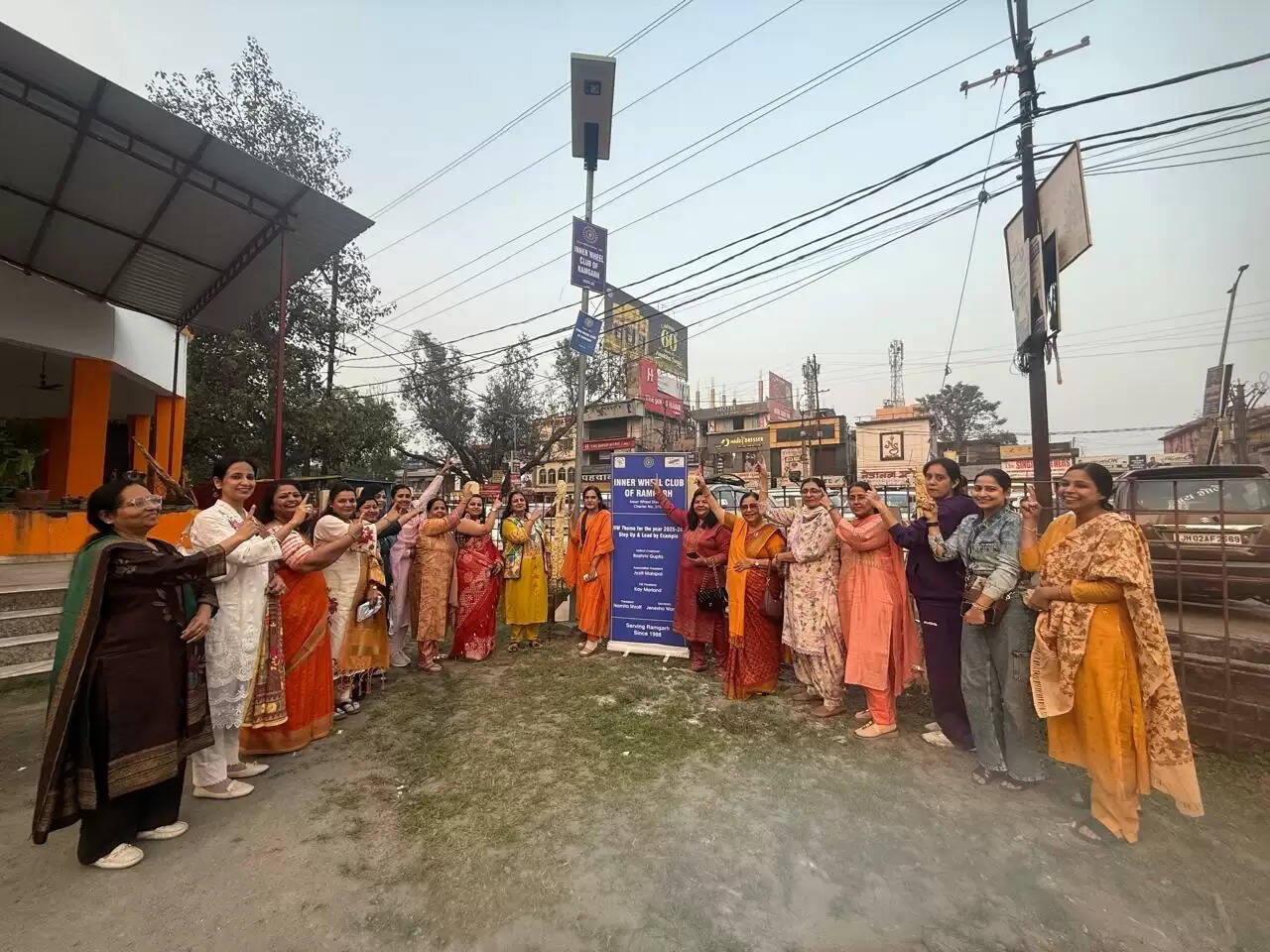 रामगढ़ में इनर व्हील क्लब ने लगवाईं सोलर स्ट्रीट लाइट