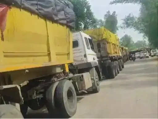 अनूपपुर: गाय को बचाते पलटा कोयले से भरा ट्रक पेड़ से टकराया, सभी सुरक्षित, लगा जाम